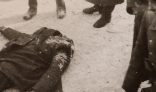 altes Foto - Leiche auf der Strasse umringt von deutschen und russischen ?  Soldaten